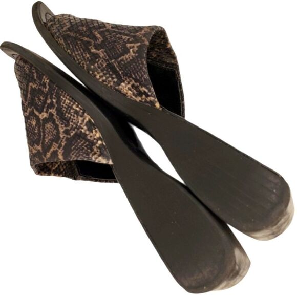 Vintage Madeline snake print lass slip on sandals - Picture 2 of 13